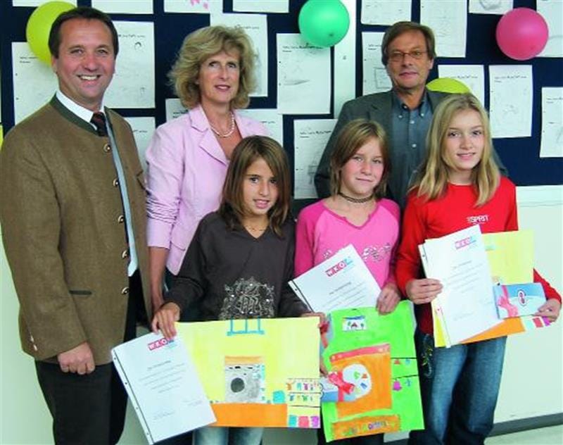 Bundes- und Landesinnungsmeister Komm.-Rat Walter Imp, Lehrerin Ursula Gabmeier und Direktor Richard Kuttner gratulierten den drei Siegerinnen.