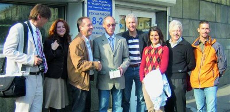 Maksim Mishchenko, Yaroslava Zolotushnikova, Walter Imp, der Direktor der Firma Standart, GF Michael Klamminger, Familie Thür und Herr Schöberl (v.l.n.r.) vor dem Textilservice.