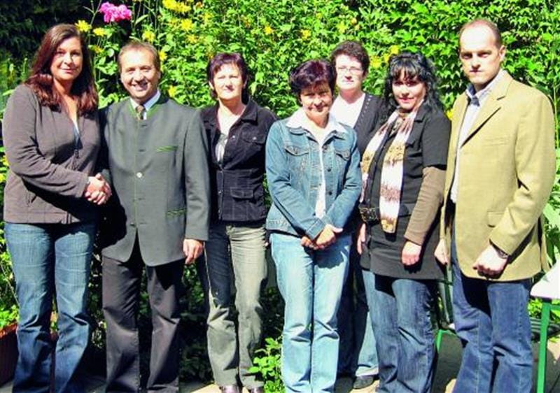 Isabella Falk, Bundes- und Landesinnungsmeister KommR Walter Imp, Roswitha Imp, Sophie Feichtinger, Katarin Reitbauer, Elisabeth Dengg, Heinz Zirngast (v.li.n.re.).