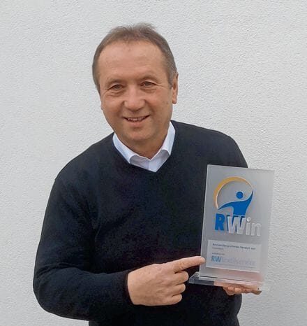 KommR Walter Imp freut sich noch heute über den „RWin – Sonderpreis des Jahres 2011“, den die Berufsgruppe der Textilreiniger, Wäscher und Färber erhielt. Foto: Bundesinnung