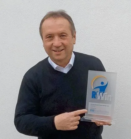 KommR Walter Imp freut sich noch heute über den „RWin – Sonderpreis des Jahres 2011“, den die Berufsgruppe der Textilreiniger, Wäscher und Färber erhielt. Foto: Bundesinnung