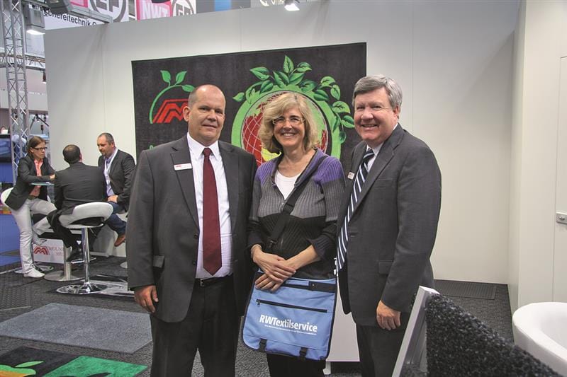 David Hart, CEO von Mountville Mills, (re.) zusammen mit seinem Mitarbeiter Peter Platen und Angela Holzwarth, Anzeigenverkauf R+WTextilservice.