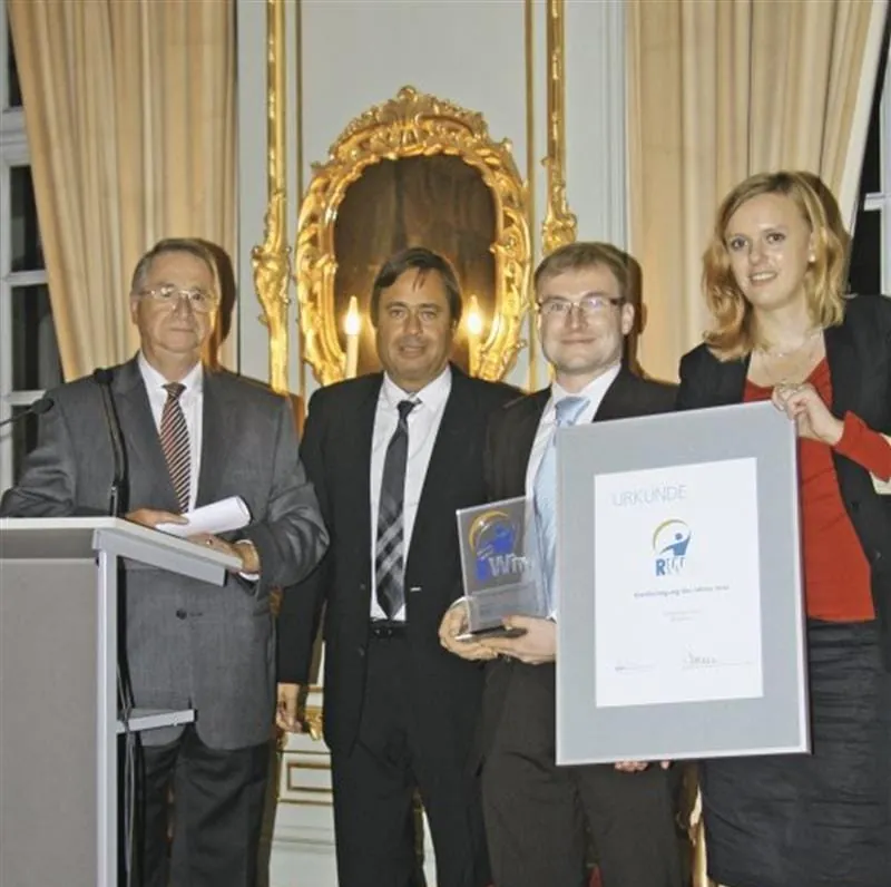 Laudator Dieter Essing (v. li.), Alexander Holzmann von Holzmann Medien und Elena Schönhaar, leitende Redakteurin von R+WTextilservice, gratulierten Kai Kölle (2. v. re.).