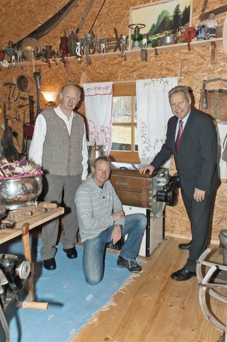 Immer noch funktionstüchtig ist die Miele-Waschmaschine aus dem Jahr 1925 im Hotel „Alpenhof“ bei Berchtesgaden. Senior- und Juniorchef, beide heißen Gerd Bartels, freuen sich über den Sieg beim Miele-Wettbewerb. Miele-Verkaufsleiter Roland Baumann (re.) bestaunte das antike Stück.
