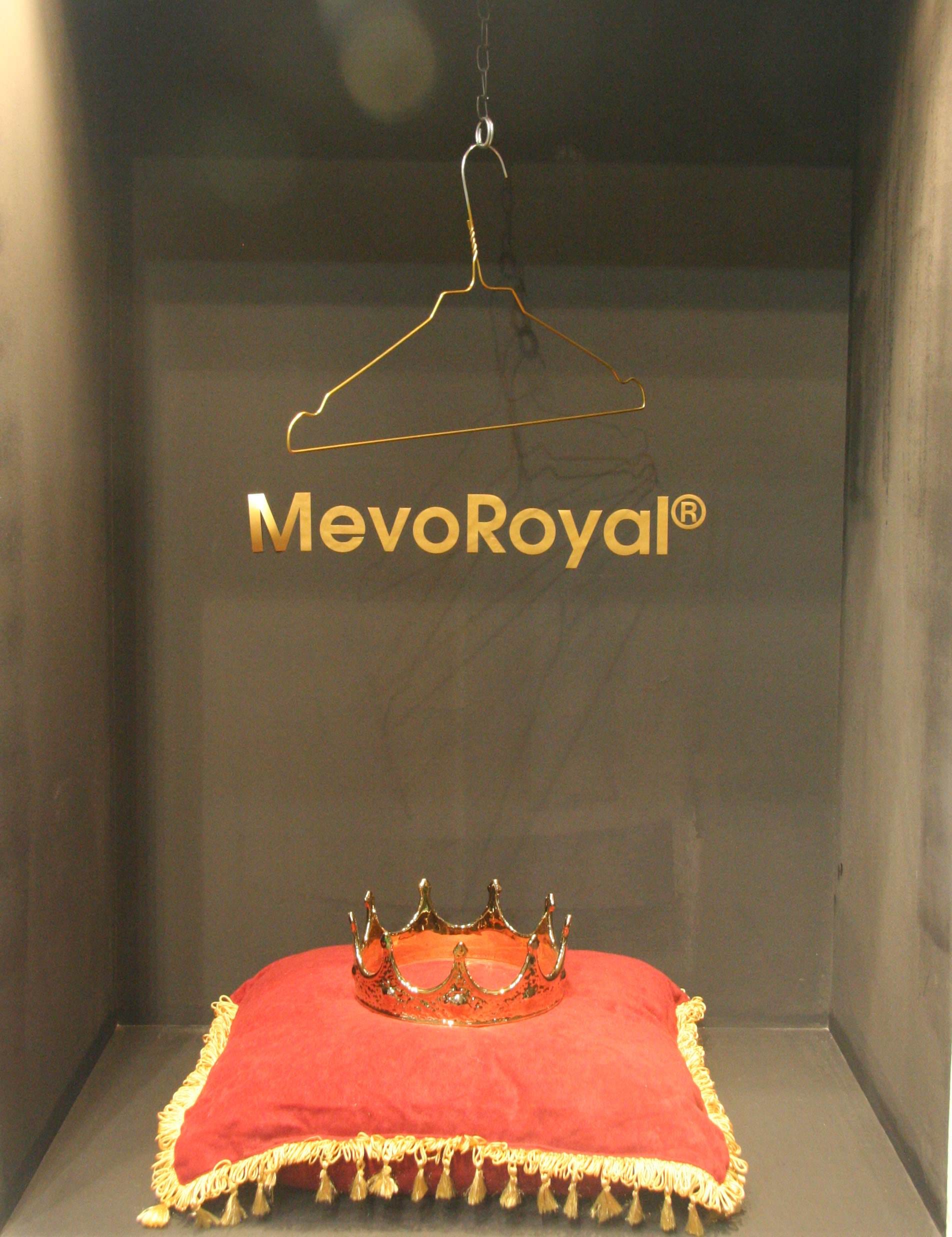 Einen exklusiven Kleiderbügel in Gold präsentierte MEVO den Messebesuchern.