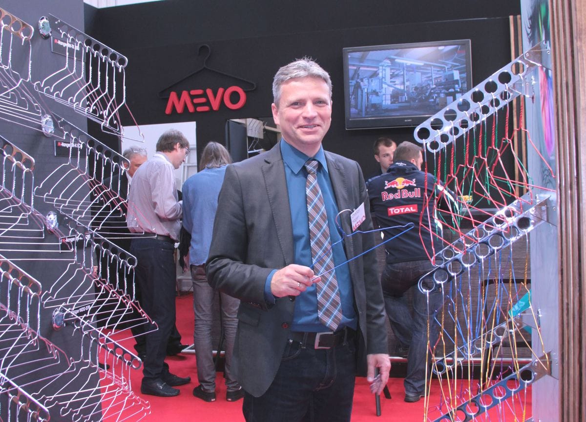Christian Hagen vor der farbenfrohen Präsentation des Kleiderbügels „MevoRainbow“.