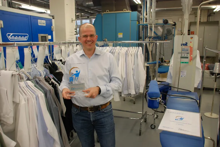 BUBBLEBOX-Gründer und Inhaber Jakob Hirzel mit dem "RWin 2022".