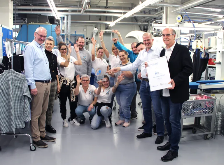 Ein Teil des BUBBLEBOX-Teams in Wallisellen freut sich mit Geschäftsführer Jakob Hirzel (2. v. re.) über die Auszeichnung "Rwin – Textilservice des Jahres 2022". Überreicht wurde der Preis von RWT-Chefredakteur Peter Schmid (re.). Links im Bild die beiden Meister Nadine Theissen und Claus Nieweler.