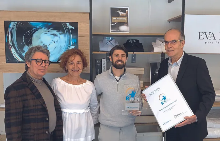 Ausgezeichnet mit dem "RWin 2022 &ndash; Textilreinigung des Jahres": Inhaber Michael Meschnik (2.v.r.), die ehemalige Besitzerin Melitta Kochola (2.v.l.), Textilreiniger-Meister Robert Meschnik (li.) und RWT-Chefredakteur Peter Schmid (re.). 