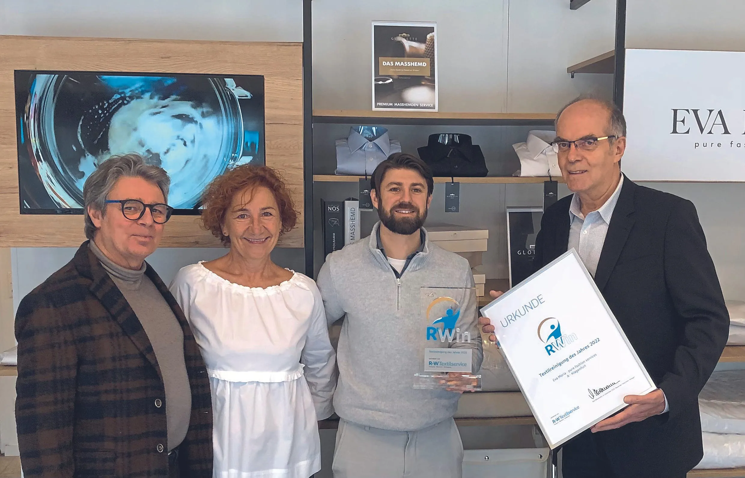 Ausgezeichnet mit dem "RWin 2022 – Textilreinigung des Jahres": Inhaber Michael Meschnik (2.v.r.), die ehemalige Besitzerin Melitta Kochola (2.v.l.), Textilreiniger-Meister Robert Meschnik (li.) und RWT-Chefredakteur Peter Schmid (re.).