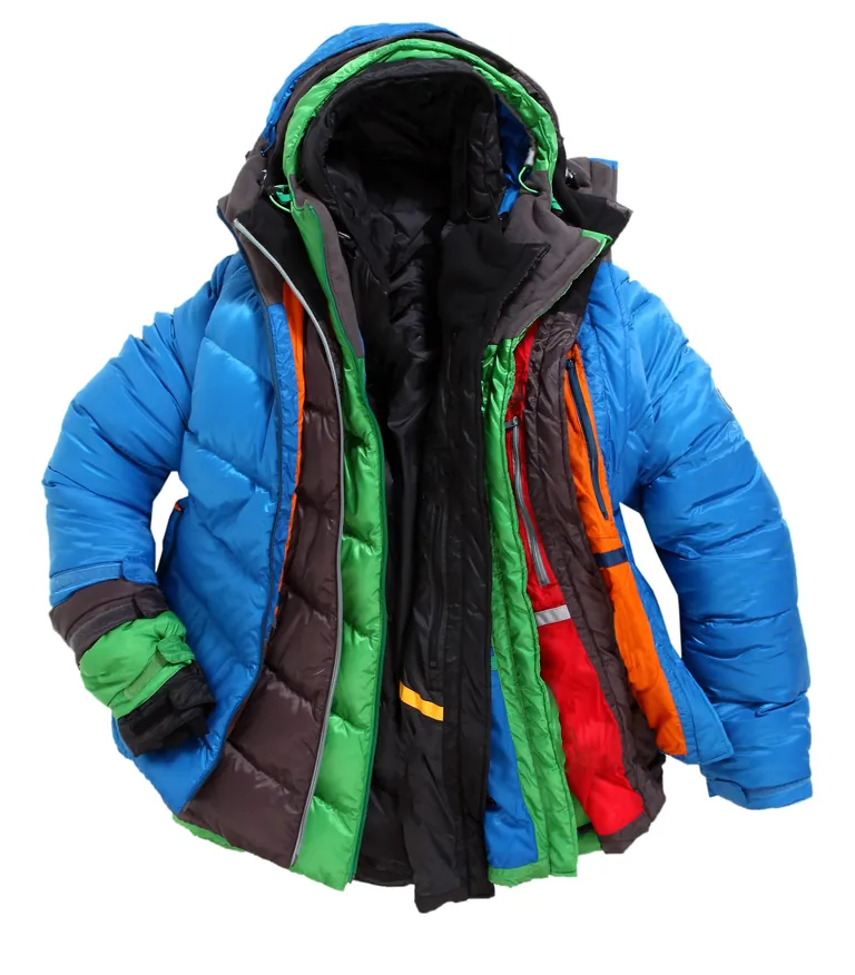 Zwiebellook anders interpretiert: Farbenfrohe Winterjacken &uuml;bereinander drappiert.