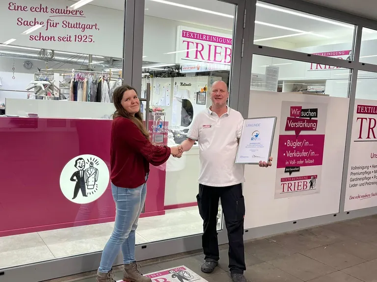 Geschäftsführer und Textilreinigermeister Thomas Trieb nimmt den "RWin 2022 - Sonderpreis" von Isabell Peter (RWT Redaktion) entgegen.