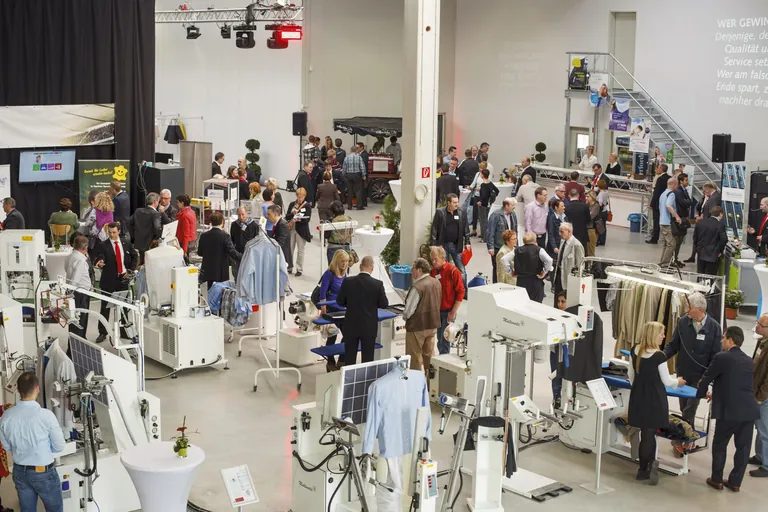 Ausstellungshalle Multimatic-Messe mit vielen Menschen