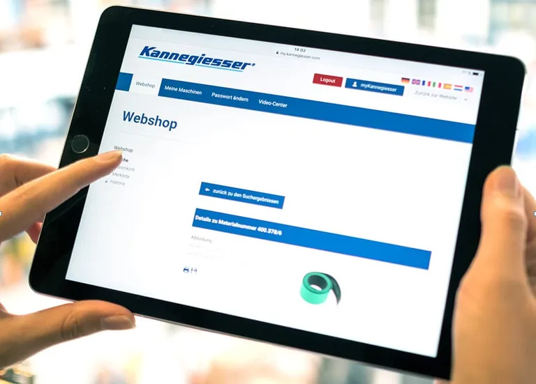 Tablett-Bildschirm, der den Webshop von "myKannegiesser" zeigt