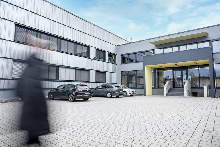 Blick auf den Haupteingang von Geiger Textil in Bad S&auml;ckingen.