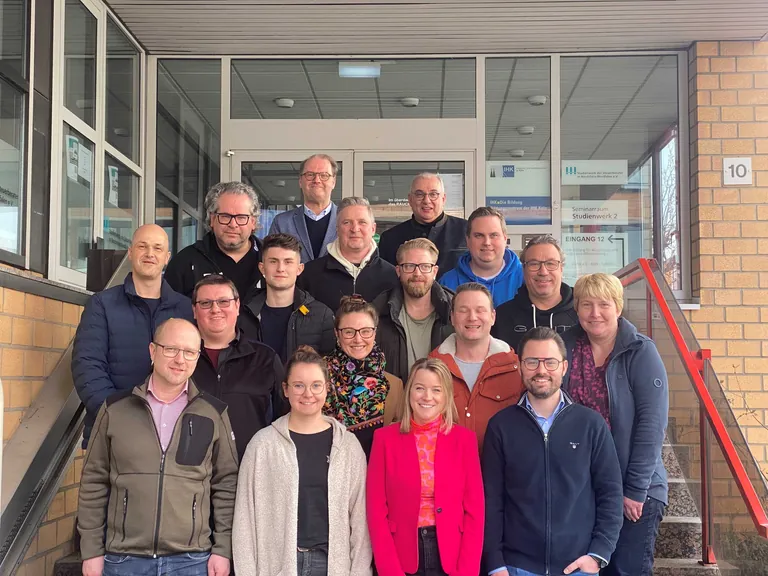 Die 15 frisch gebackenen AbsolventInnen der PSA-Fachkraft mit RA Thomas Lange und Dipl. Ing. Wolfgang Quednau.