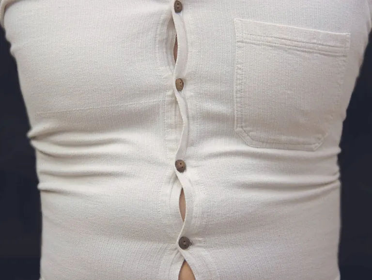 Hemd bei dem die Kn&ouml;pfe spannen.