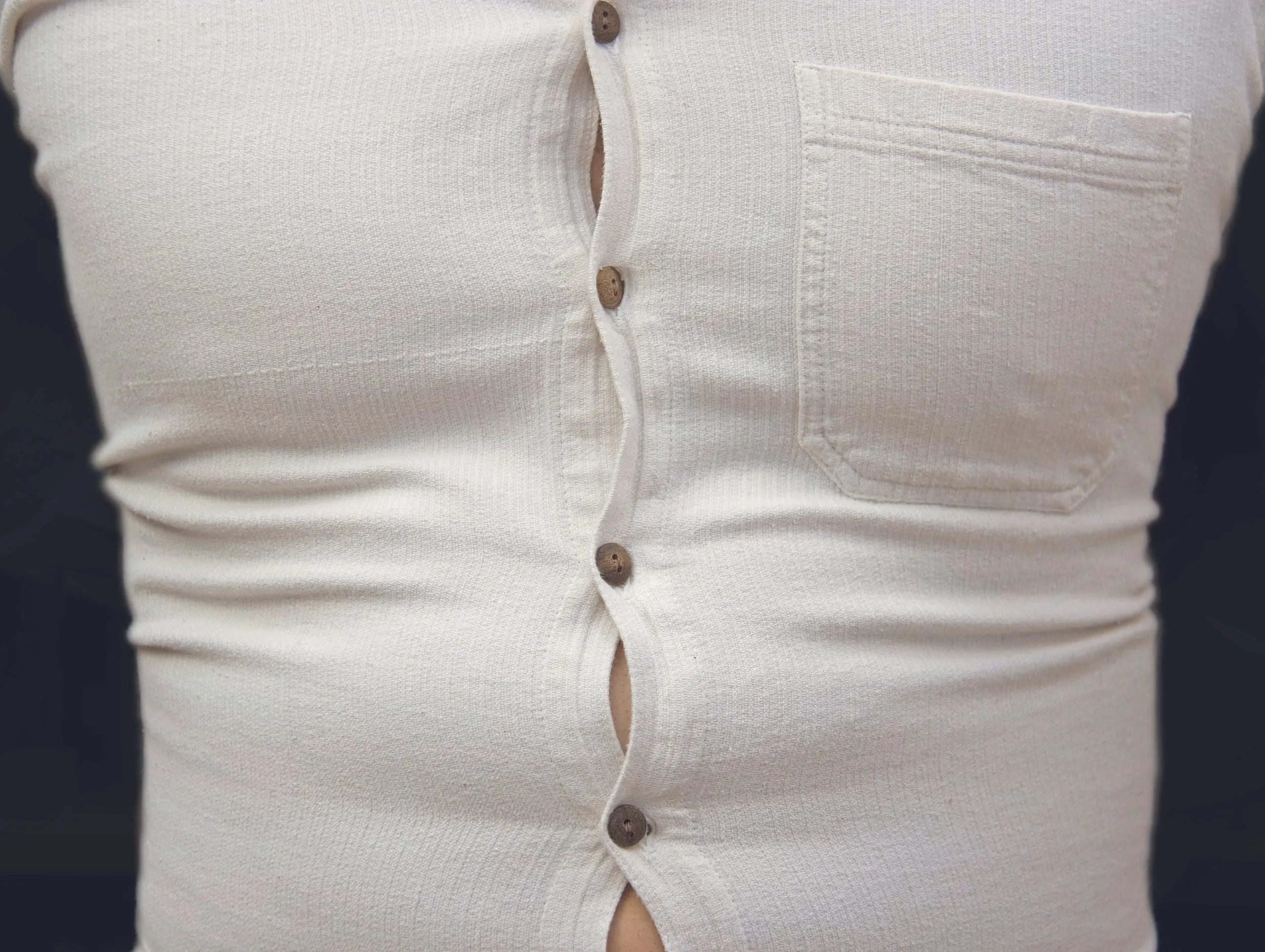 Hemd bei dem die Knöpfe spannen.