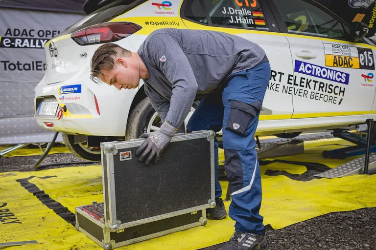 BP ist traditionell sehr nah dran an den Tr&auml;gerinnen und Tr&auml;gern seiner Bekleidungsl&ouml;sungen. Auch deswegen habe man sich f&uuml;r die Zusammenarbeit ADAC Opel Electric Rally Cup entschieden.