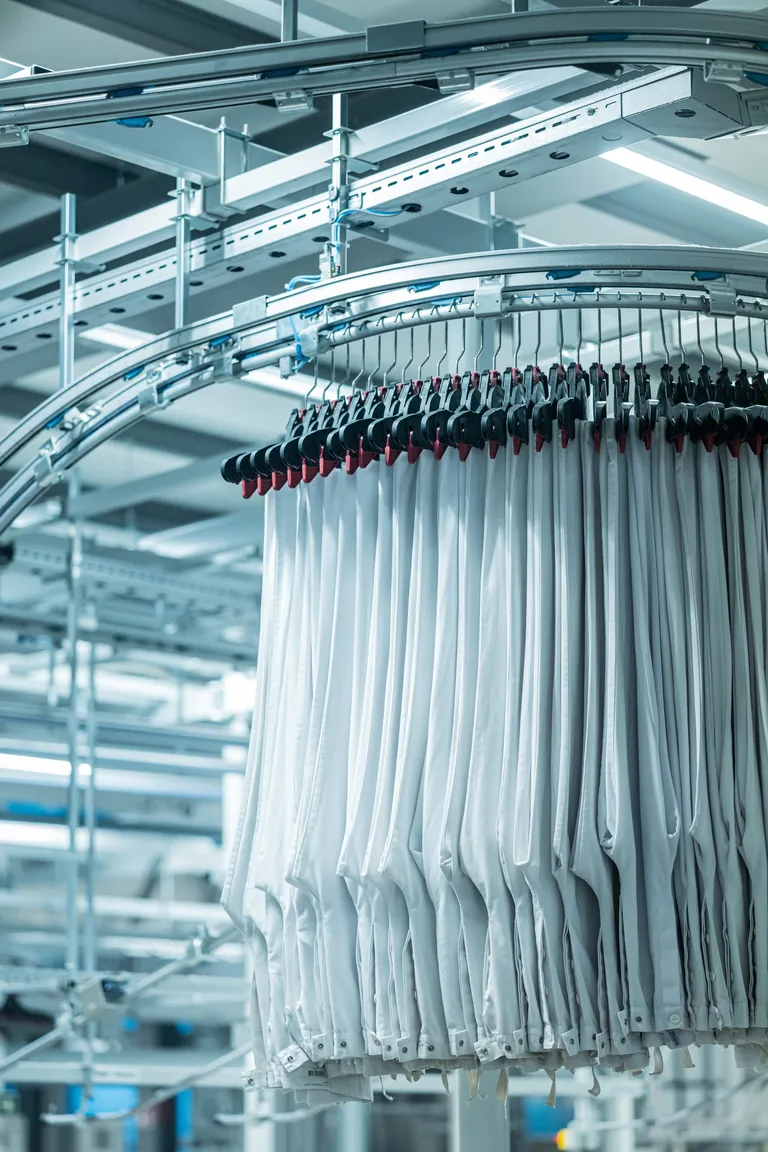 Die Textilien bewegen sich automatisiert von einer Station zurn&auml;chsten.