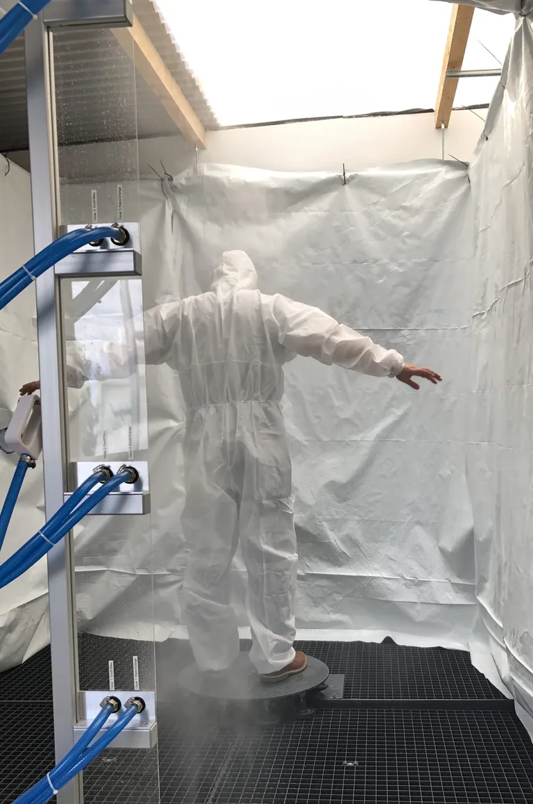 Ein Chemikalienschutzanzug sch&uuml;tzt die tragende Person vor Chemikalien im gasf&ouml;rmigen, fl&uuml;ssigen und / oder festen Zustand. Sie werden in 6 Typen mit unterschiedlichen Schutzstufen von gasdicht bis beschr&auml;nkt fl&uuml;ssigkeitsdicht eingeordnet. 