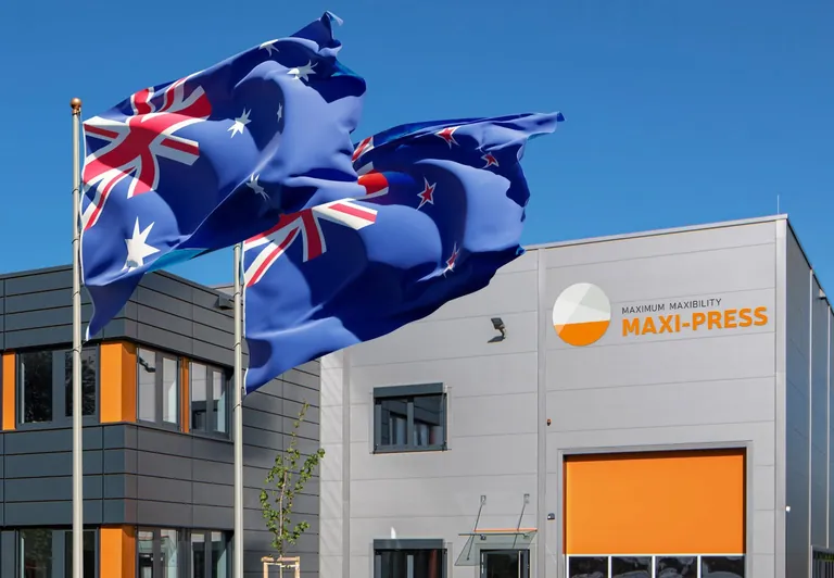Unternehmensgebäude von MAXI-PRESS mit zwei australischen Flaggen davor