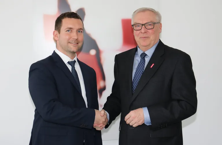 Hans-Peter Rauch gratuliert Fabian Fuchs.