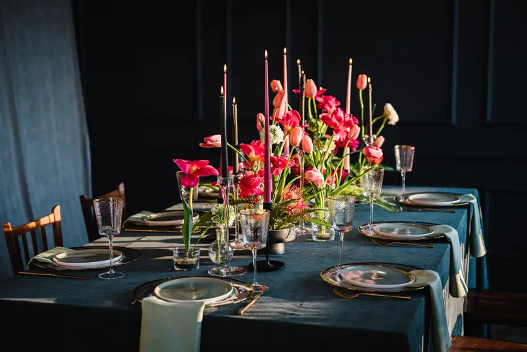 Dunkle Tischw&auml;sche kann f&uuml;r edles Ambiente sorgen. 