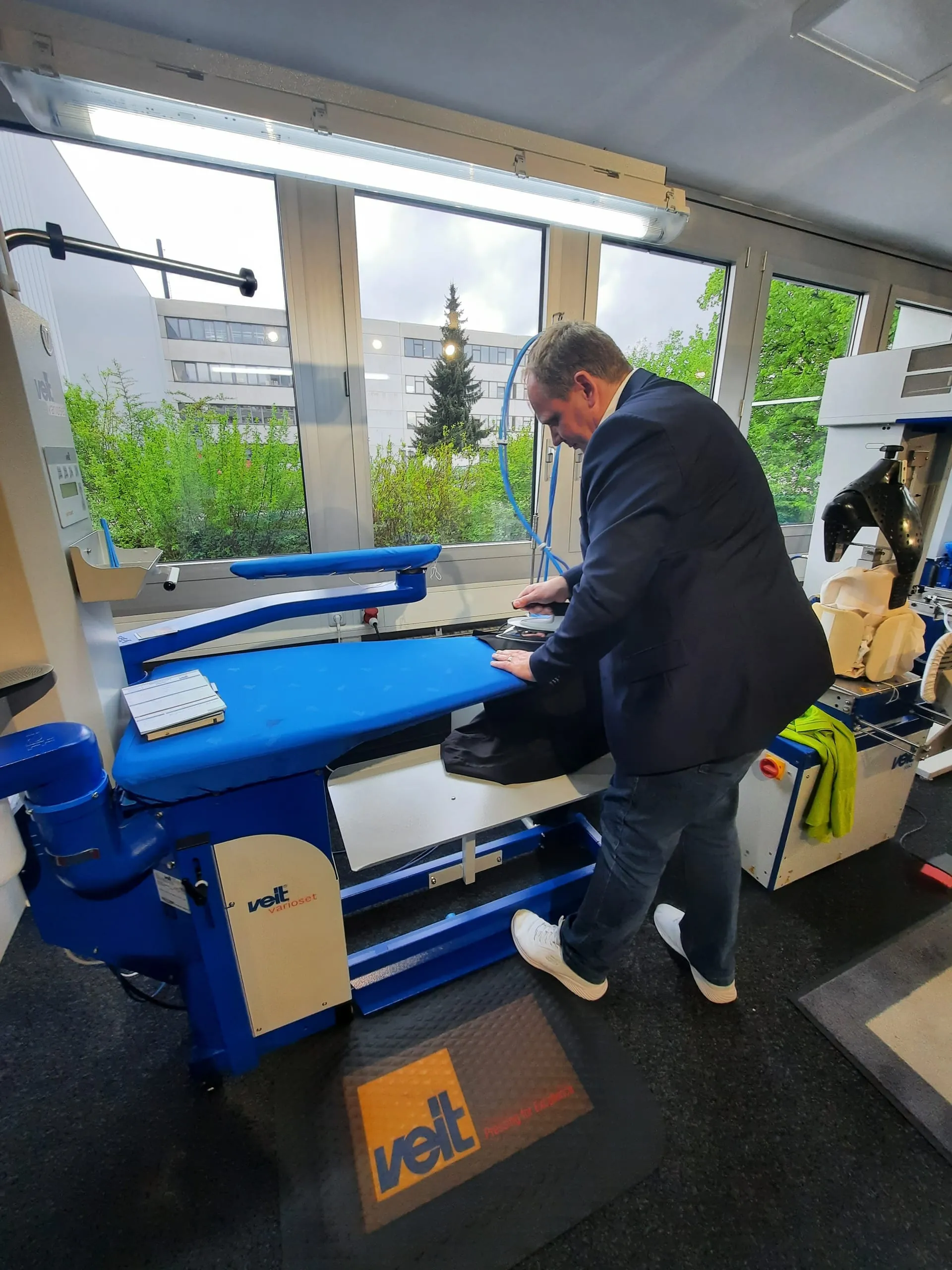 Johannes Thiel (VEIT) beim Vorführen eines Bügeltisches (Varioset)
