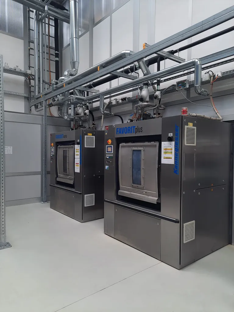 Die beiden Waschschleudermaschinen.