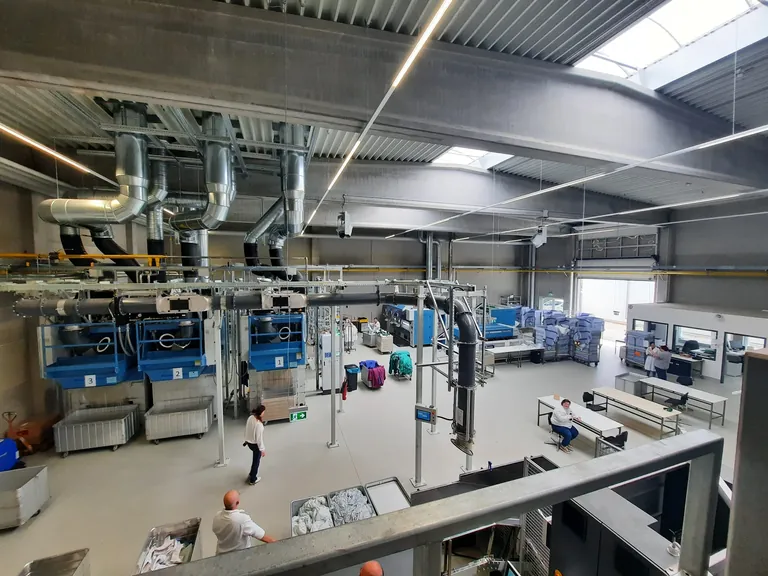 Halle mit drei Trockner sowie einer Highpowermangel.