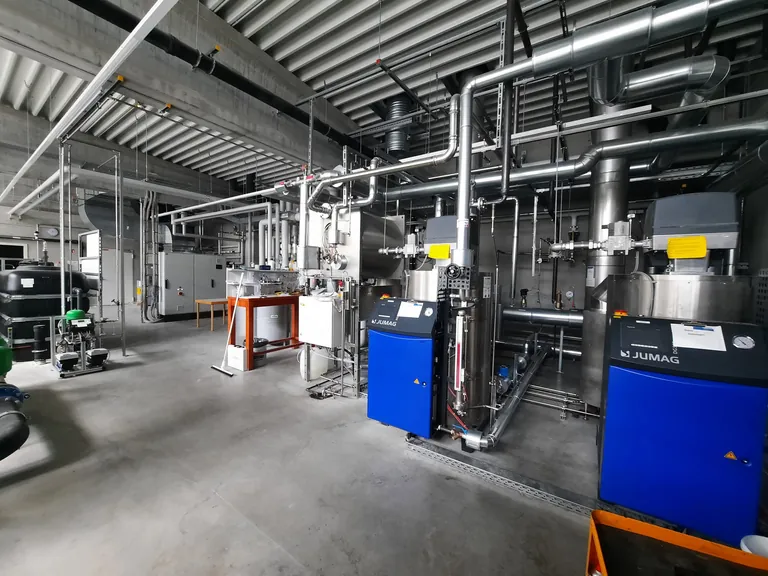 Technikraum mit Dampferzeugern von JUMAG.