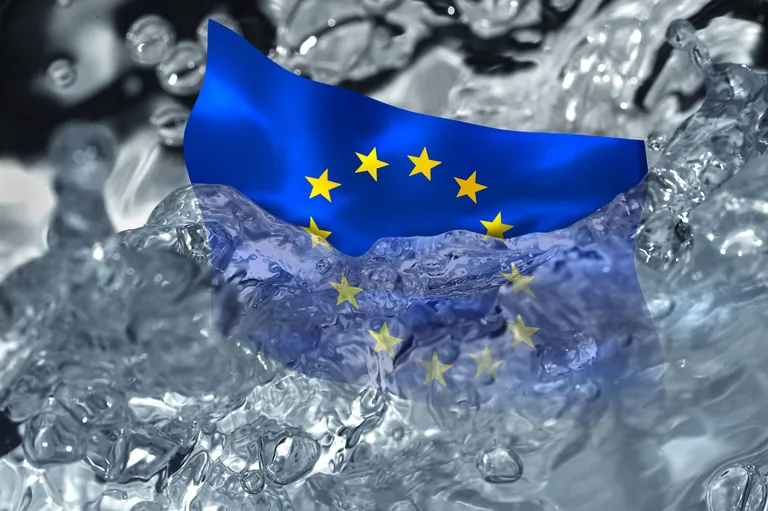 Europ&auml;ische Flagge, die in Wasser taucht.