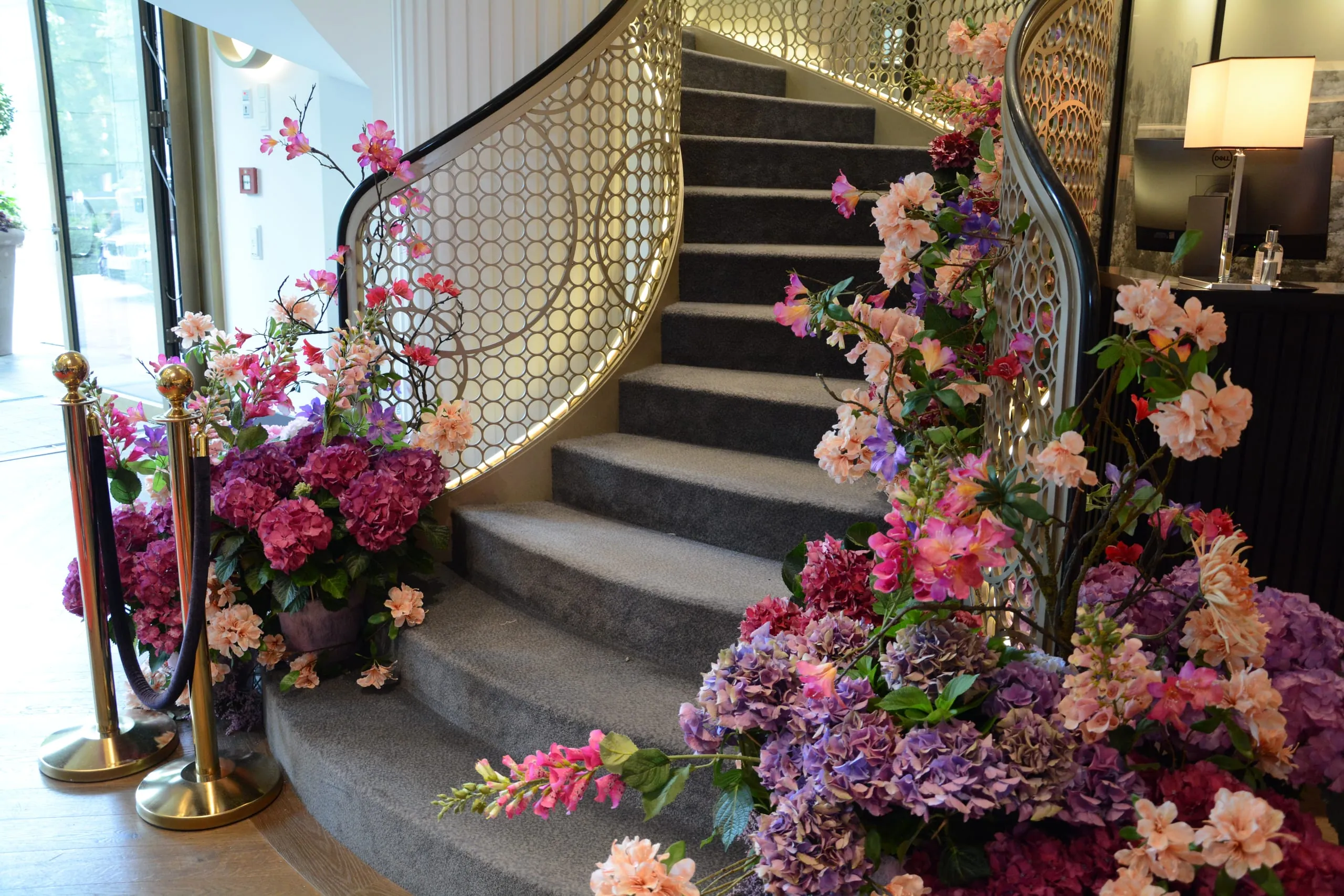 Treppe mit Blumen verziert