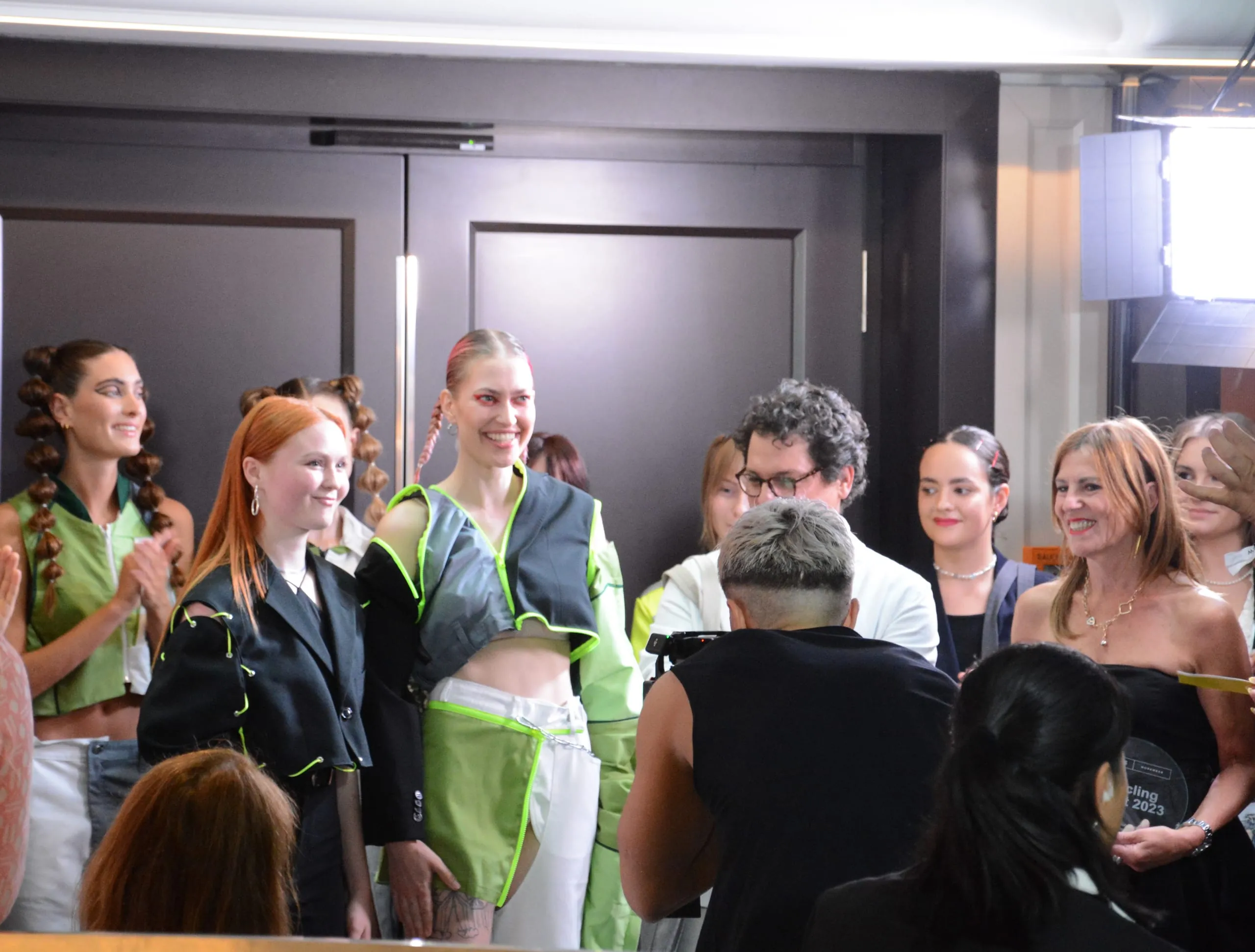 Siegerehrung: Heike Seltmann (rechts) überreichte die Trophäe an Gewinnerin Jessica Reiske (links vorne).