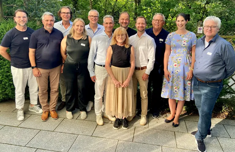 DTB Geschäftsführerin Susanne Paß (Bildmitte) mit dem neu gewählten Vorstand (v.l.n.r.): Roland Schuler, Jan Hilger, Dr. Peter Bartsch, Lydia Kölker, Wilfried Bäuning, Dr. Axel Seeger, Andreas Bothe, Christopher Veit, Leonhard Kiel, Janina Wortmann, Hannes Rambold. Auf dem Bild fehlen: Sebastian Klinder, Gerhard Kränzle, Carsten Schreiter.