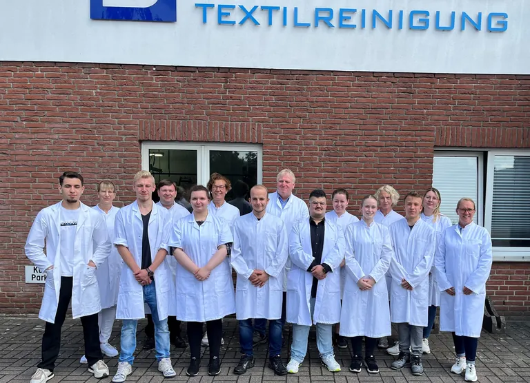Sechs stolze, neue Gesellinnen und Gesellen im Textilreinigerhandwerk.