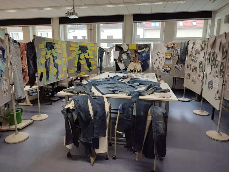 Jeans Upcycling in der Anna-Siemsen-Schule.