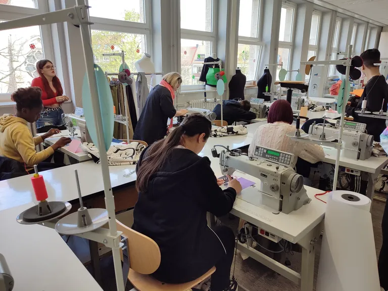 Anna-Siemsen-Schule: Sch&uuml;ler arbeiten im Klassenraum.