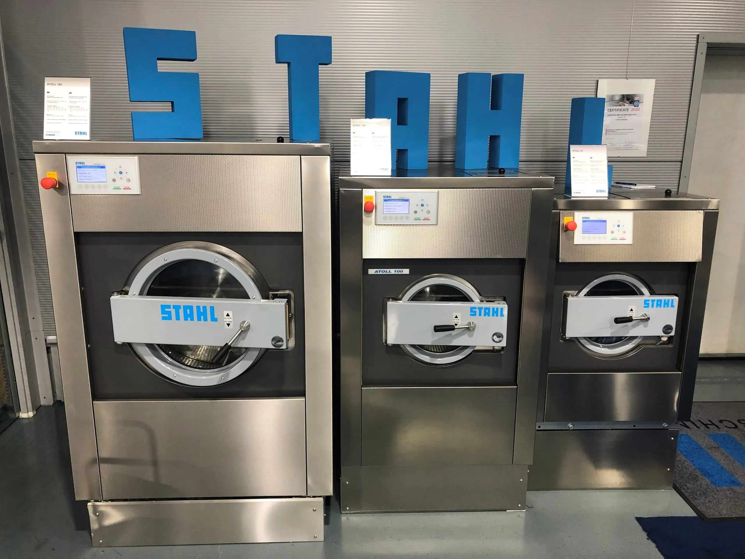 Die Industriewaschmaschine ATOLL mit großer Beladeöffnung gibt es in 15 Größen von 6 bis 115 kg.