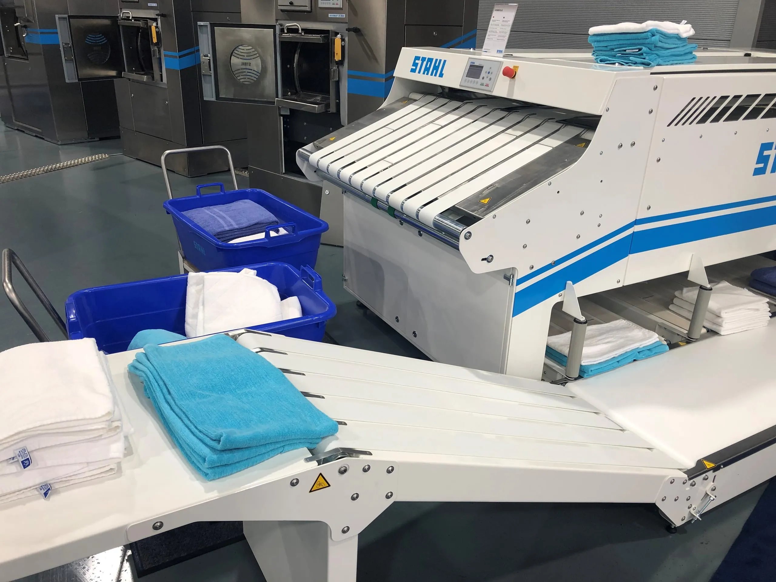 Die Frottee-Faltmaschine "KOMBIFOLD" faltet, sortiert und stapelt Frottee-Textilien bis zu einer Maximalgröße von 180 x 115 cm.