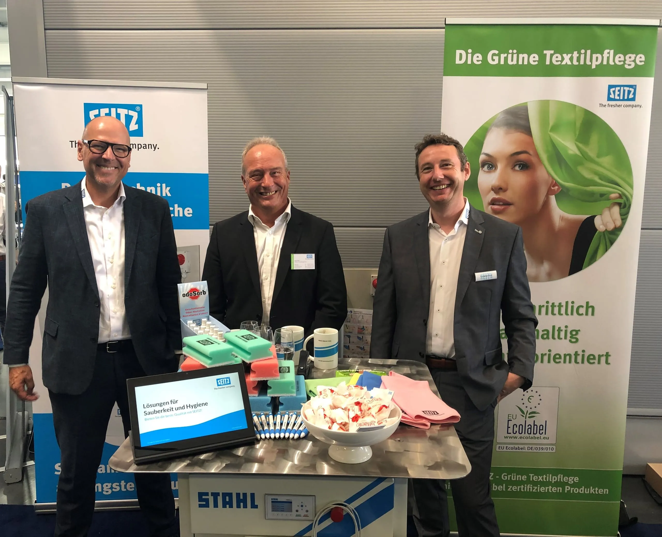 Eine Palette von Produkten für eine professionelle Textilpflege und aufeinander abgestimmte Pulver- und Flüssigwaschmittel präsentiert die SEITZ GmbH. In Sindelfingen vorgestellt von (v.l.n.r.) Klaus Kipper (Vertriebsleiter), Anton Schad (Verfahrens- und Anwendungsleiter) und Christian Kurz (Anwendungstechniker).