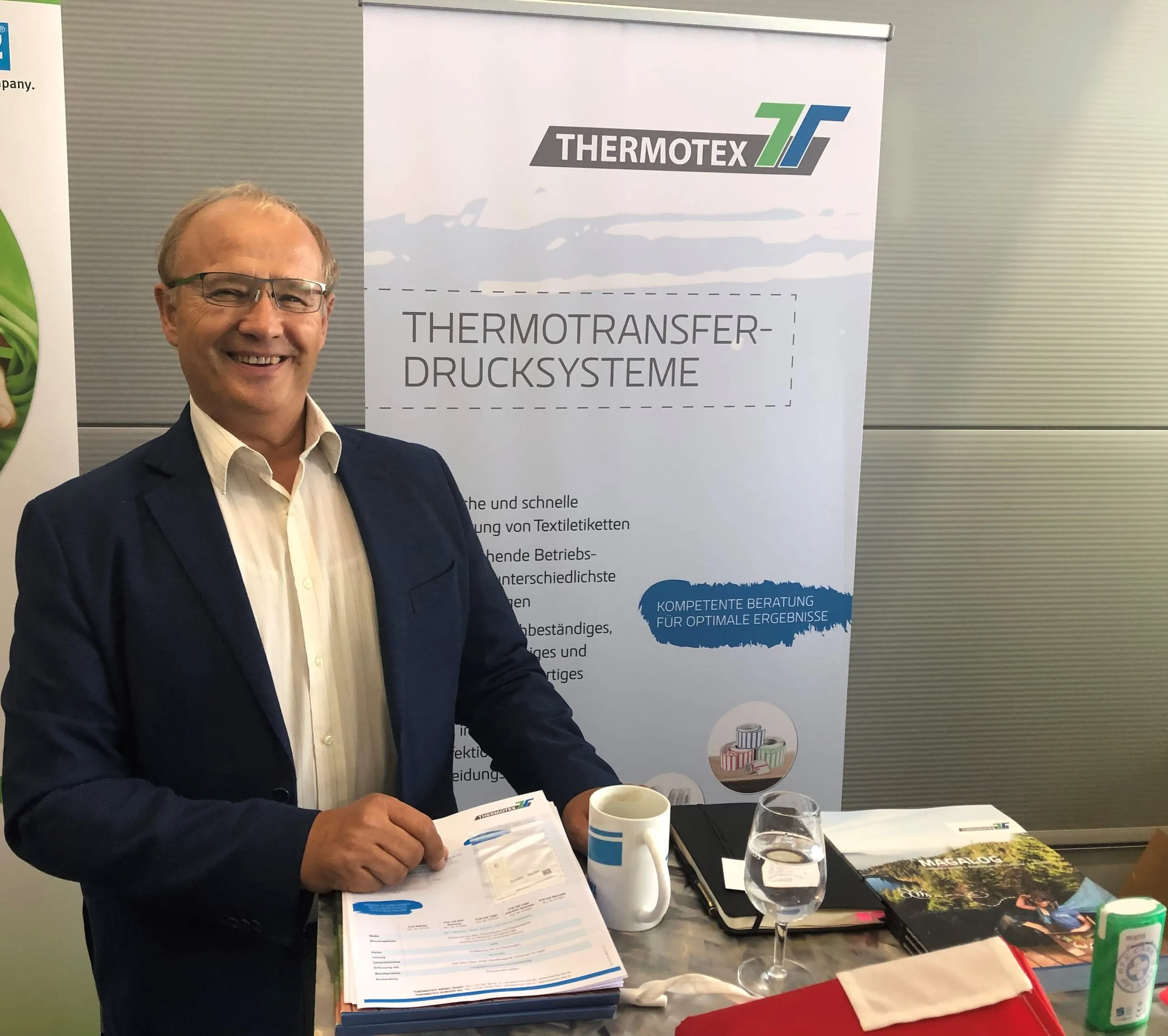 Zur Gestaltung von Textiletiketten präsentiert THERMOTEX verschiedene Thermotransfer-Drucksysteme, hier erläutert durch Stefan Burgbacher (Verkaufsleitung Süd).