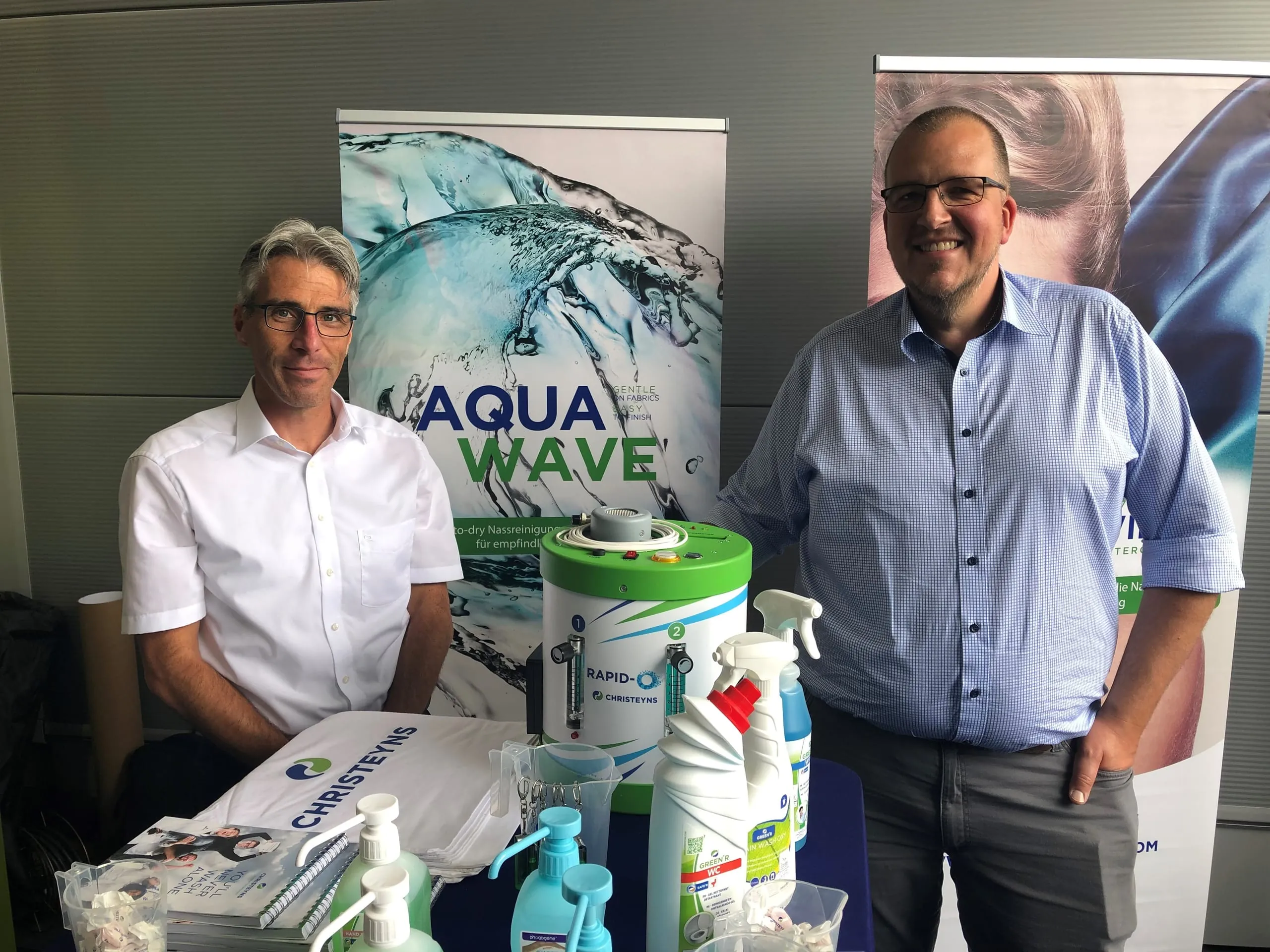 Textilreinigermeister Jörg Habelsberger (links) und Raimund Bolg (Entwicklungs- und Anwendungsingenieur) aus dem Hause Christeyns erläutern Waschprozesse und eine pflegliche Wäschebehandlung mittels hochwertiger Reinigungs- und Desinfektionsmittel.