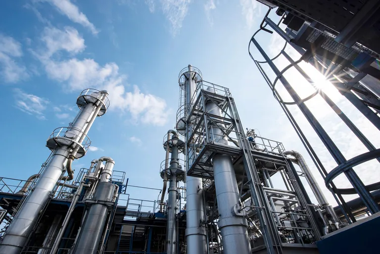 In den Destillationskolonnen am Firmensitz in Offingen arbeitet Richard Geiss Altware zu hochreinen Rezyklaten auf. 