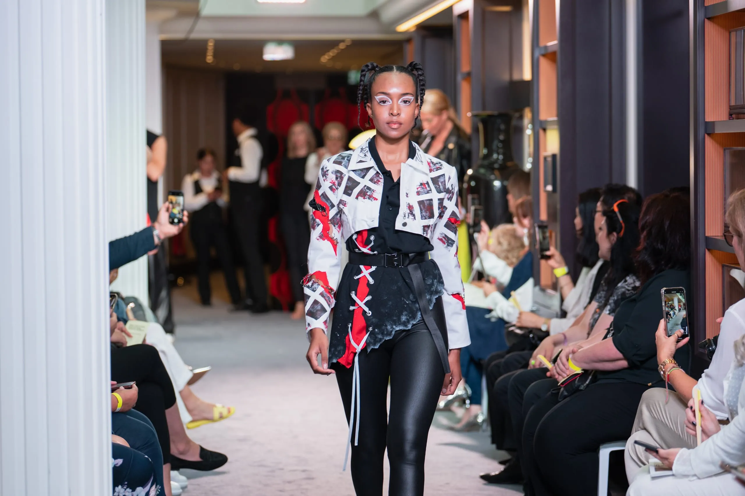 Model mit Outfit von Finalistin Sophia Kusch.