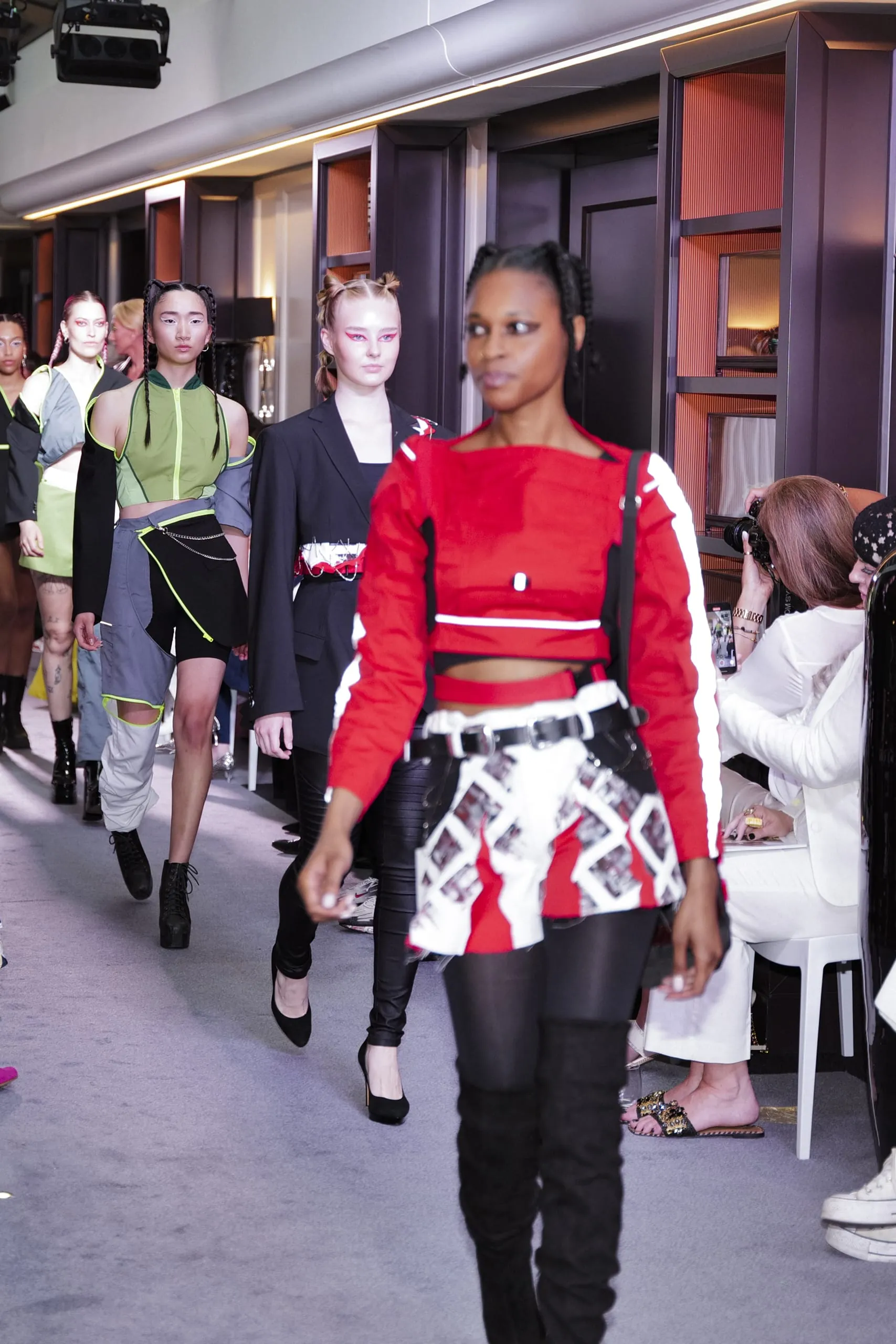 Mehrere Models laufen über den Catwalk.