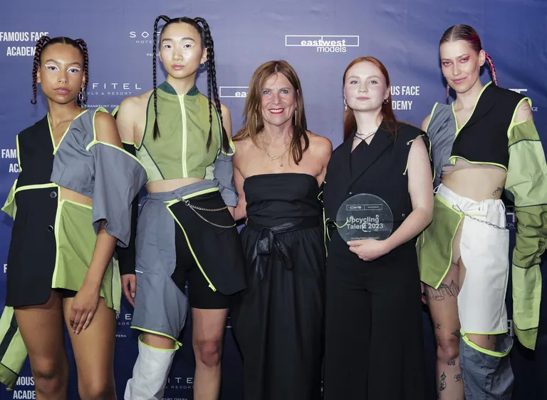 Heike Seltmann von CWS Workwear (mitte) mit Upcycling Talent 2023 Jessica Reiske (zweite von rechts) und ihren Models.