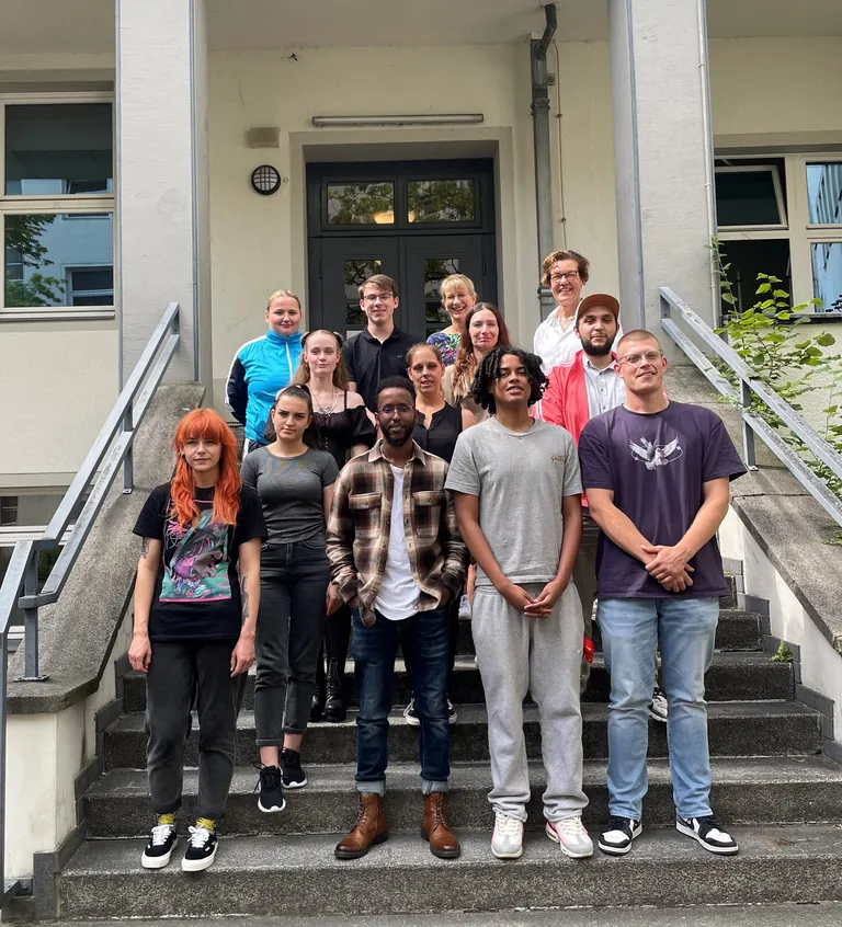 Die neue Klasse der Textilreiniger der Anna-Siemsen-Schule startet mit 9 Auszubildenden im 1. Ausbildungsjahr und 3 Auszubildenden im 3. Ausbildungsjahr. 