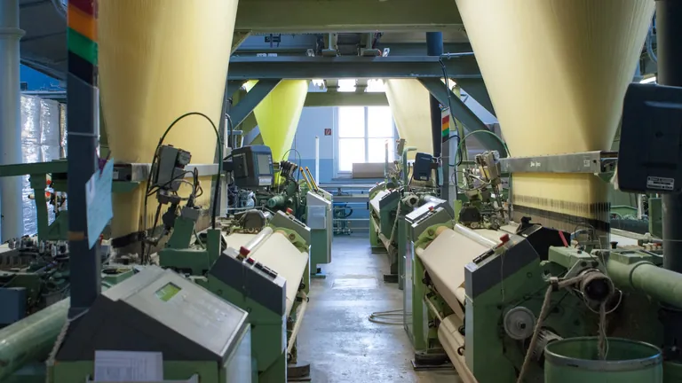 Blick in die Leinenweberei der Schwob AG.